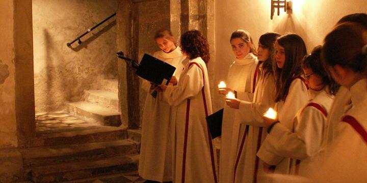 Mädchenchor - eine Gruppe bei einem Auftritt