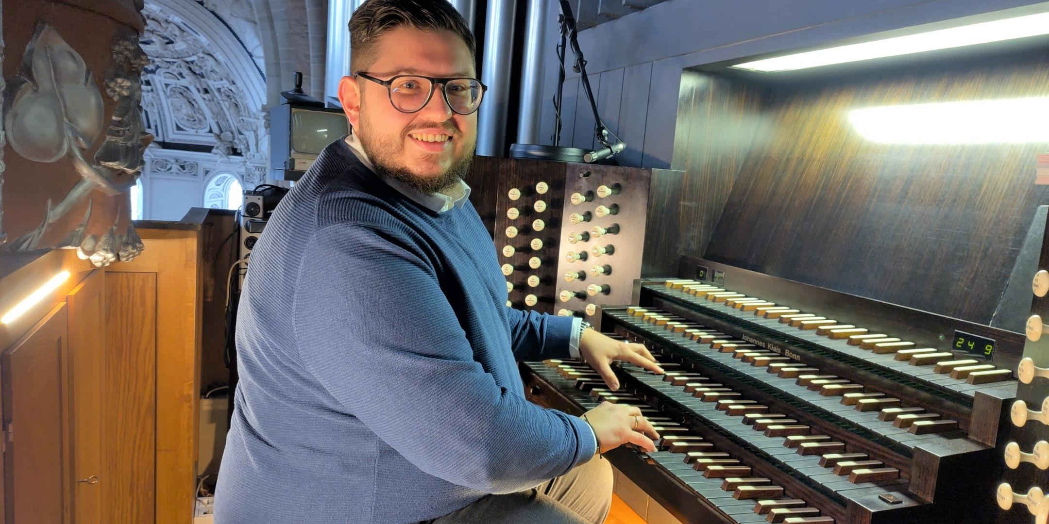 Domorganist Marcel Elisch an der Schwalbennestorgel.