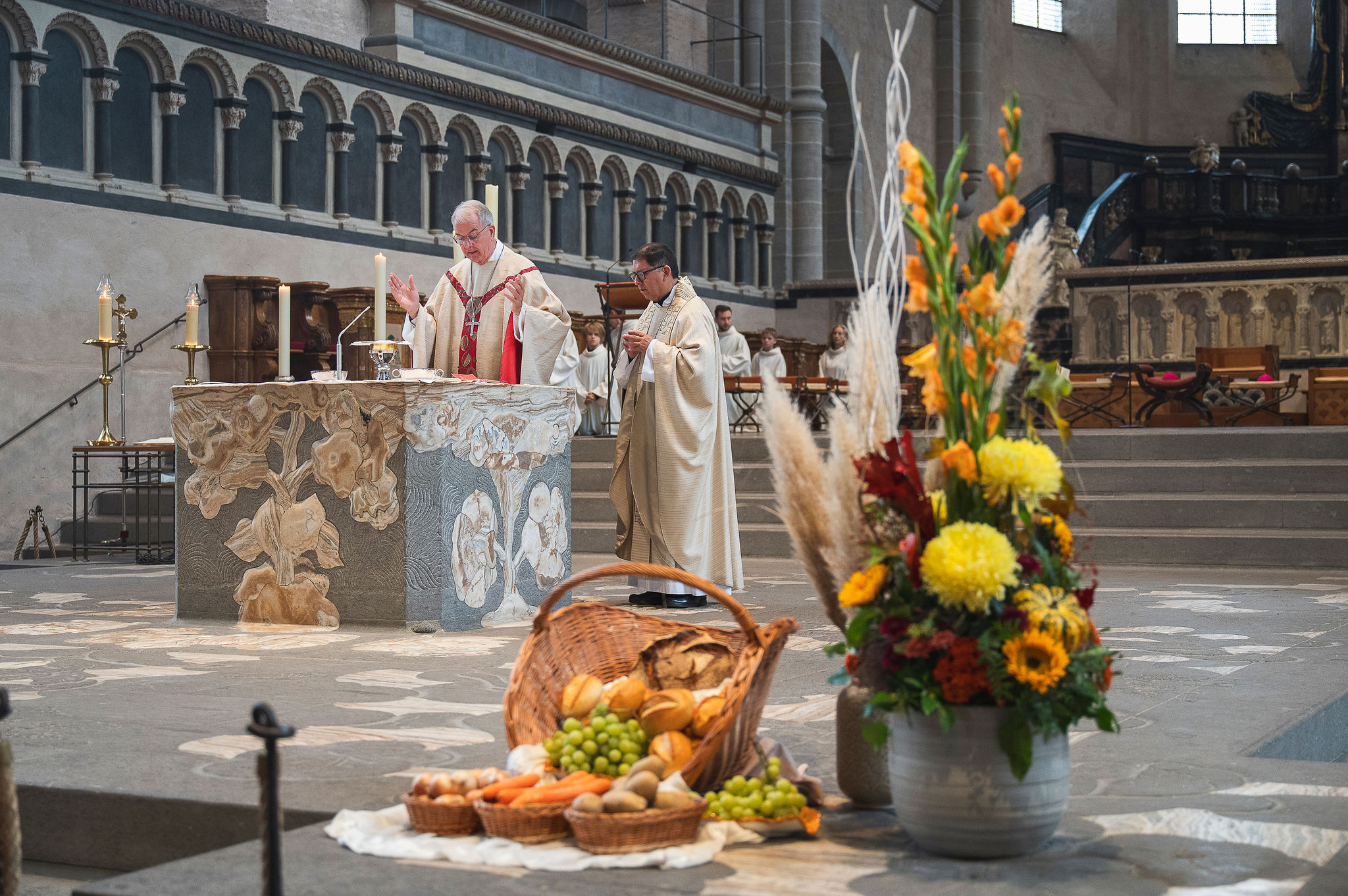 Am Altar zu sehen sind Weihbischof Jörg Michael Peters und Bischof Renán Aguilera aus Potosí