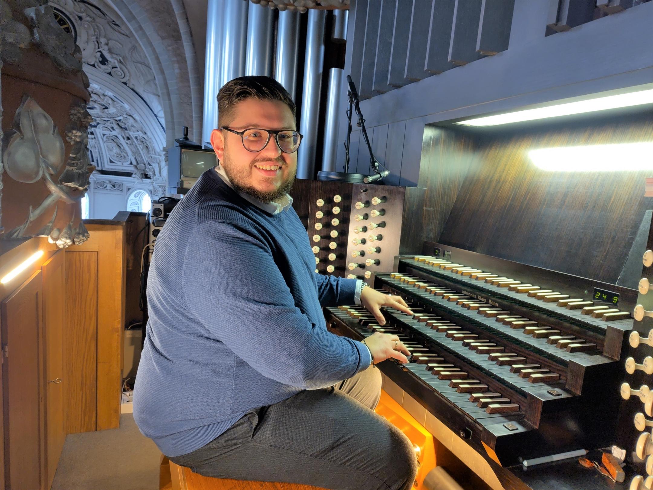 Domorganist Marcel Elisch an der Schwalbennestorgel.