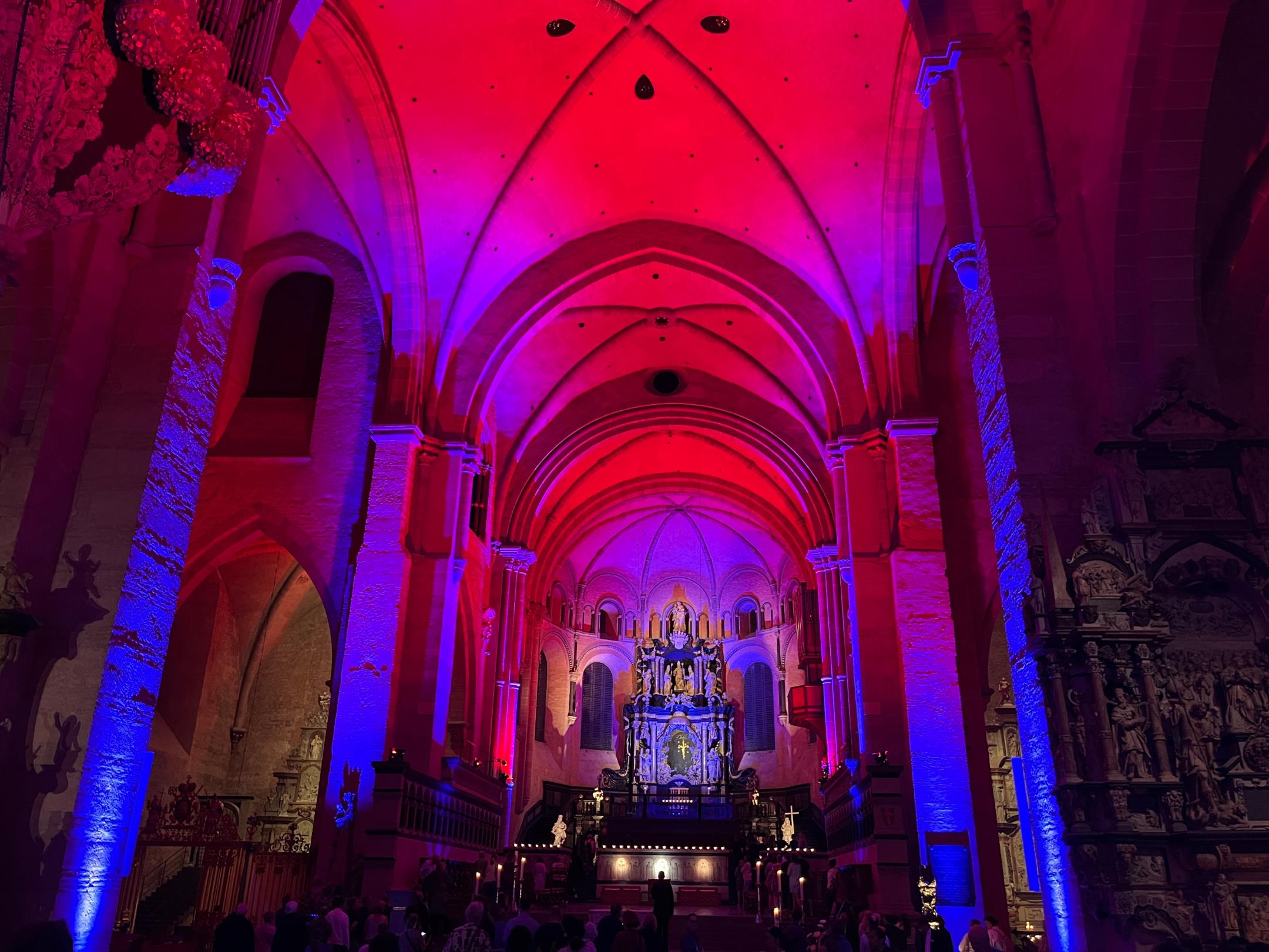 Der Trierer Dom erstrahlte bei der Nacht der offenen Kirchen in besonderem Licht.
