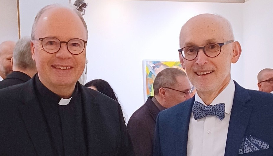 Das Foto zeigt Bischof Ackermann (links) und Markus Groß-Morgen (rechts)