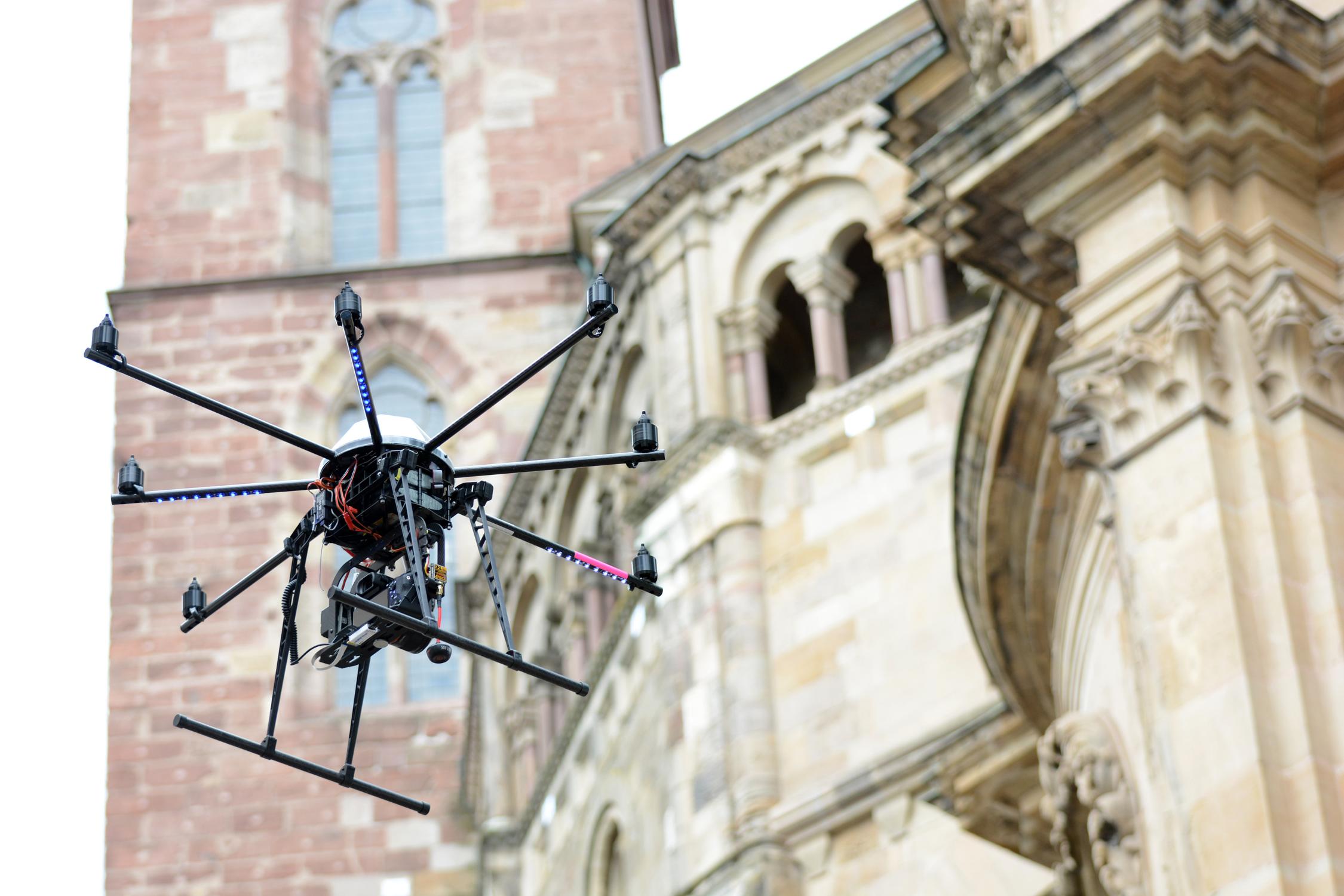 Eine Drohne macht Aufnahmen vom Trierer Dom
