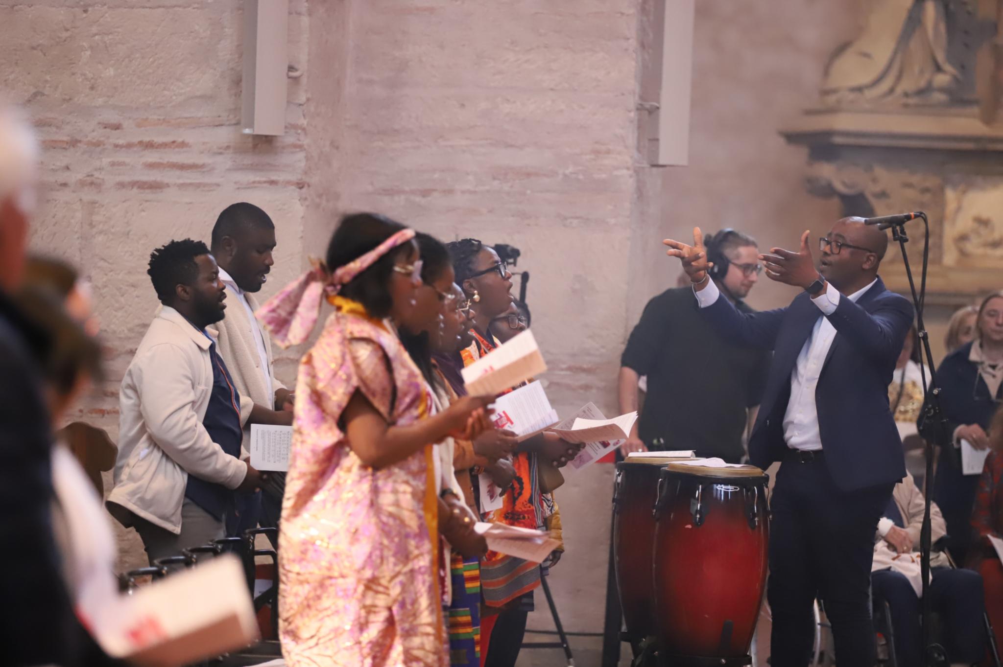 Muttersprachliche Gemeinden beim Musizieren im Trierer Dom