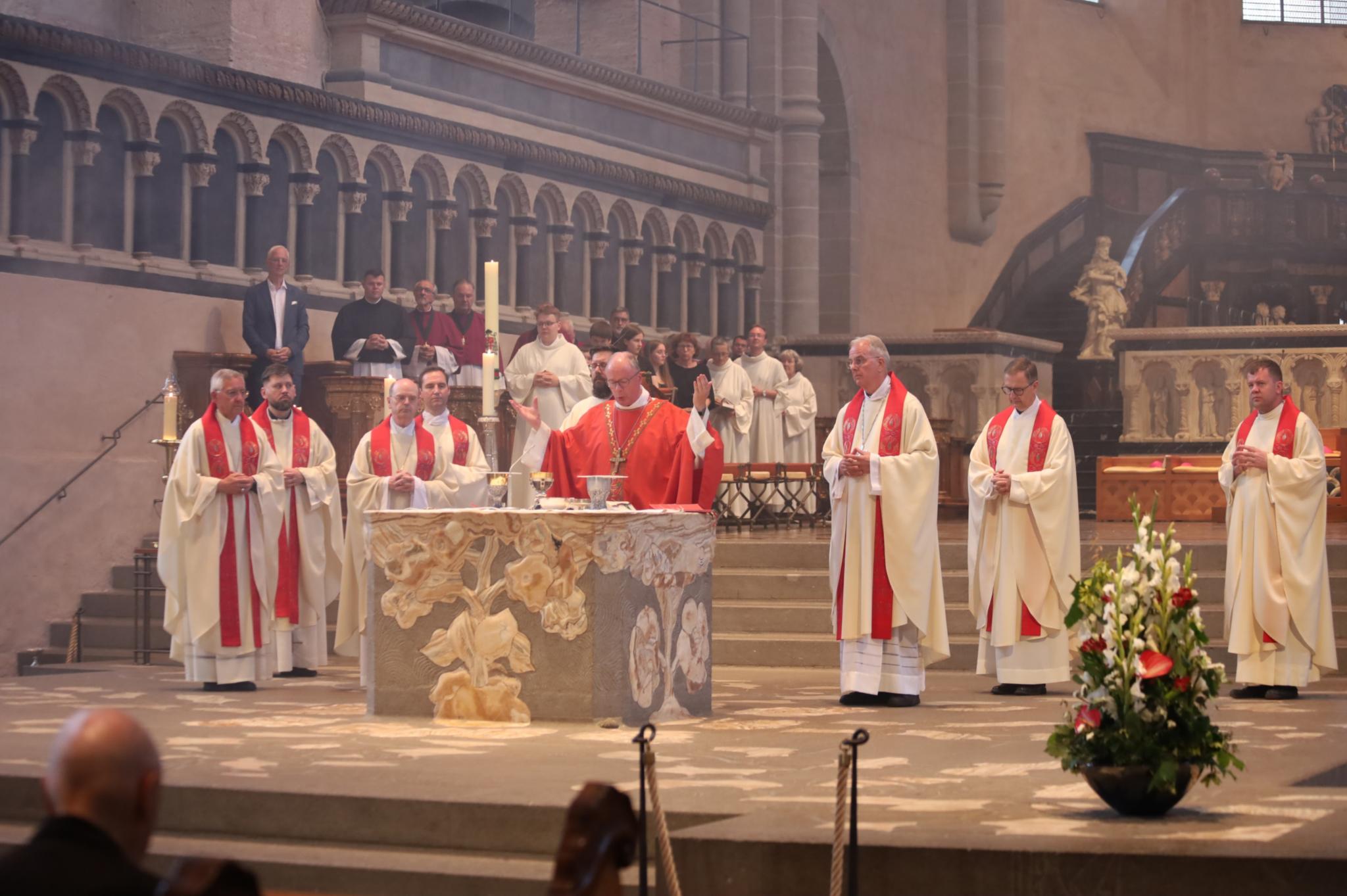 Bischof Ackermann stand dem Gottesdienst vor, den auch Oberbürgermeister Wolfram Leibe (hinten links in den Chorstühlen) mitfeierte.