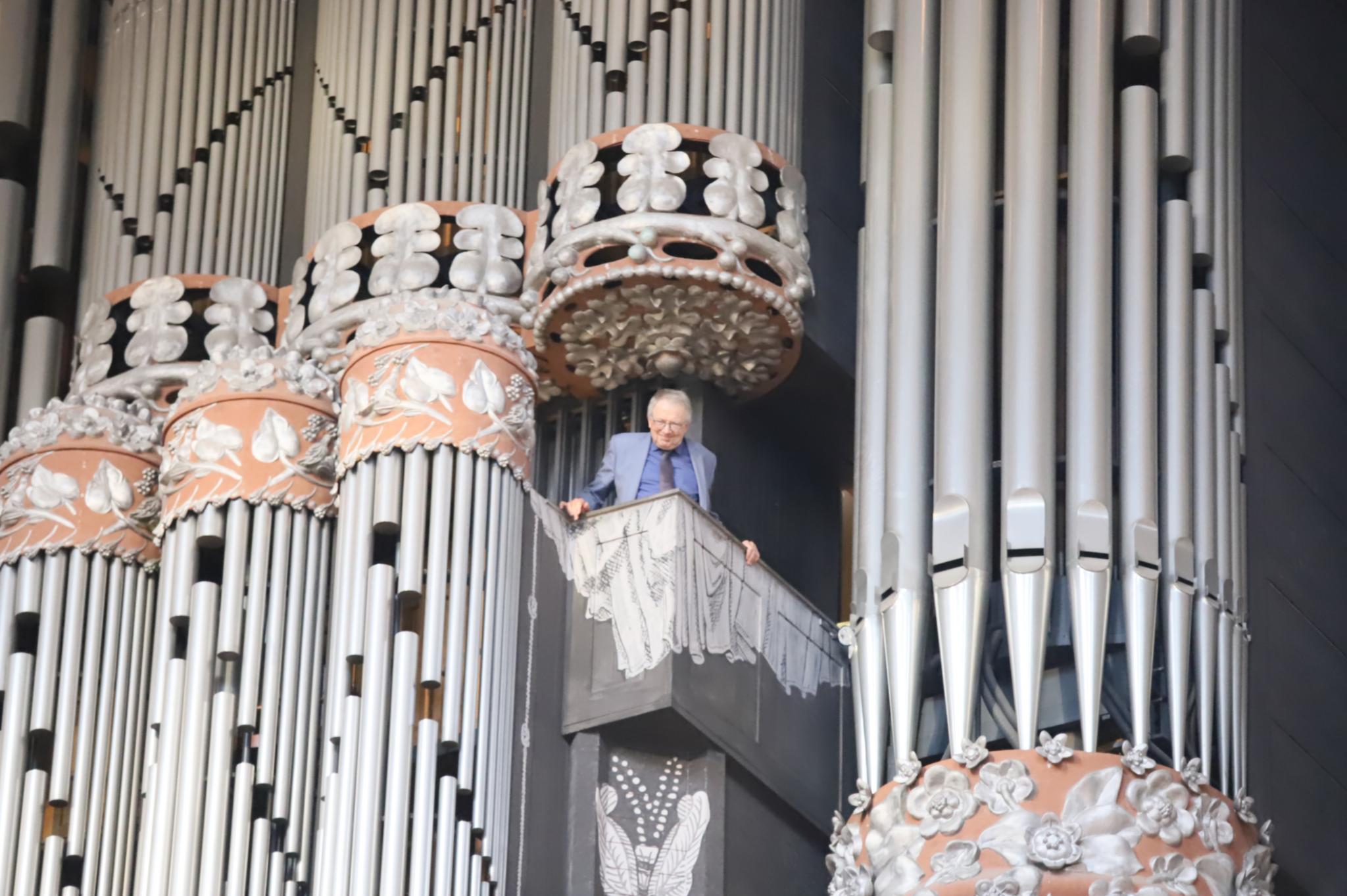 Josef Still blickt von der Domorgel auf die Gottesdienstgemeinde im Trierer Dom