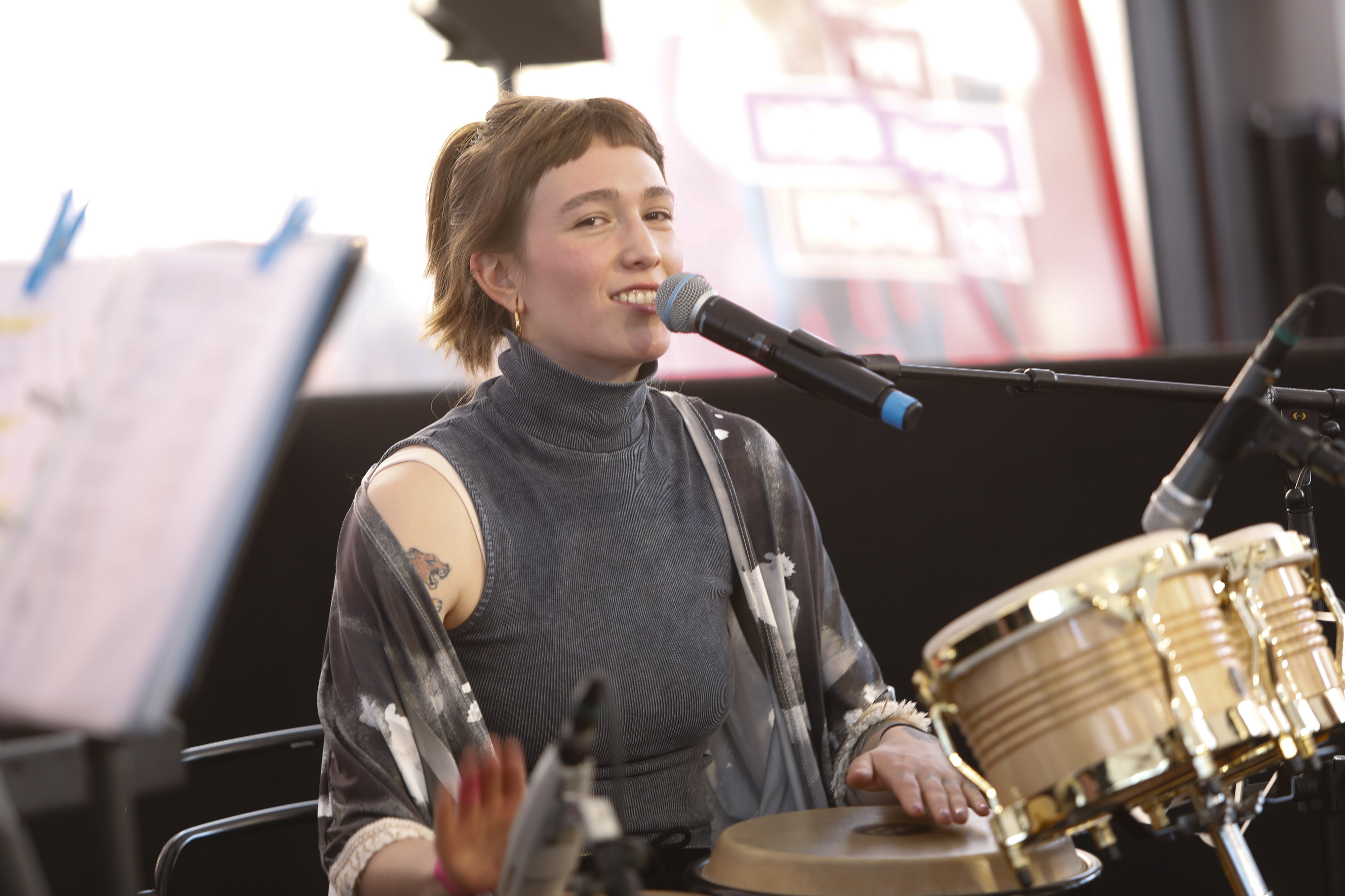 Eine Musikerin am Schlagzeug