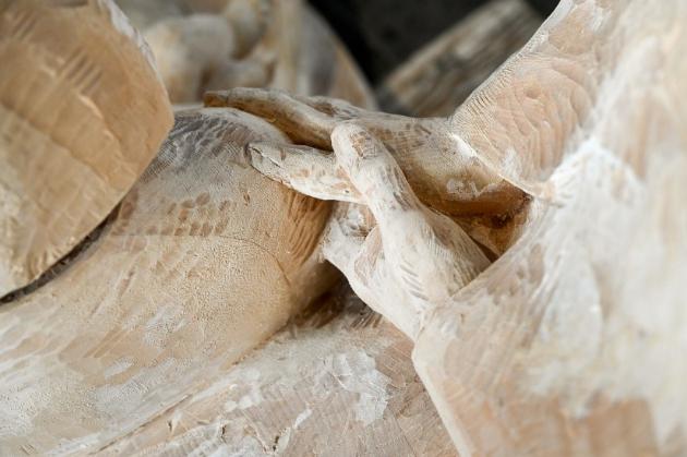 Josef berührt Marias Schulter leicht