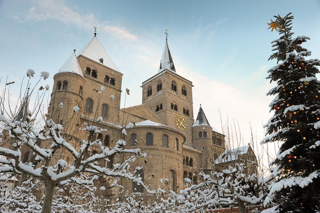 Domfassade und Domfreihof mit schneebedeckten Bäumen (c) R. Heyen Domfassade und Domfreihof mit schneebedeckten Bäumen