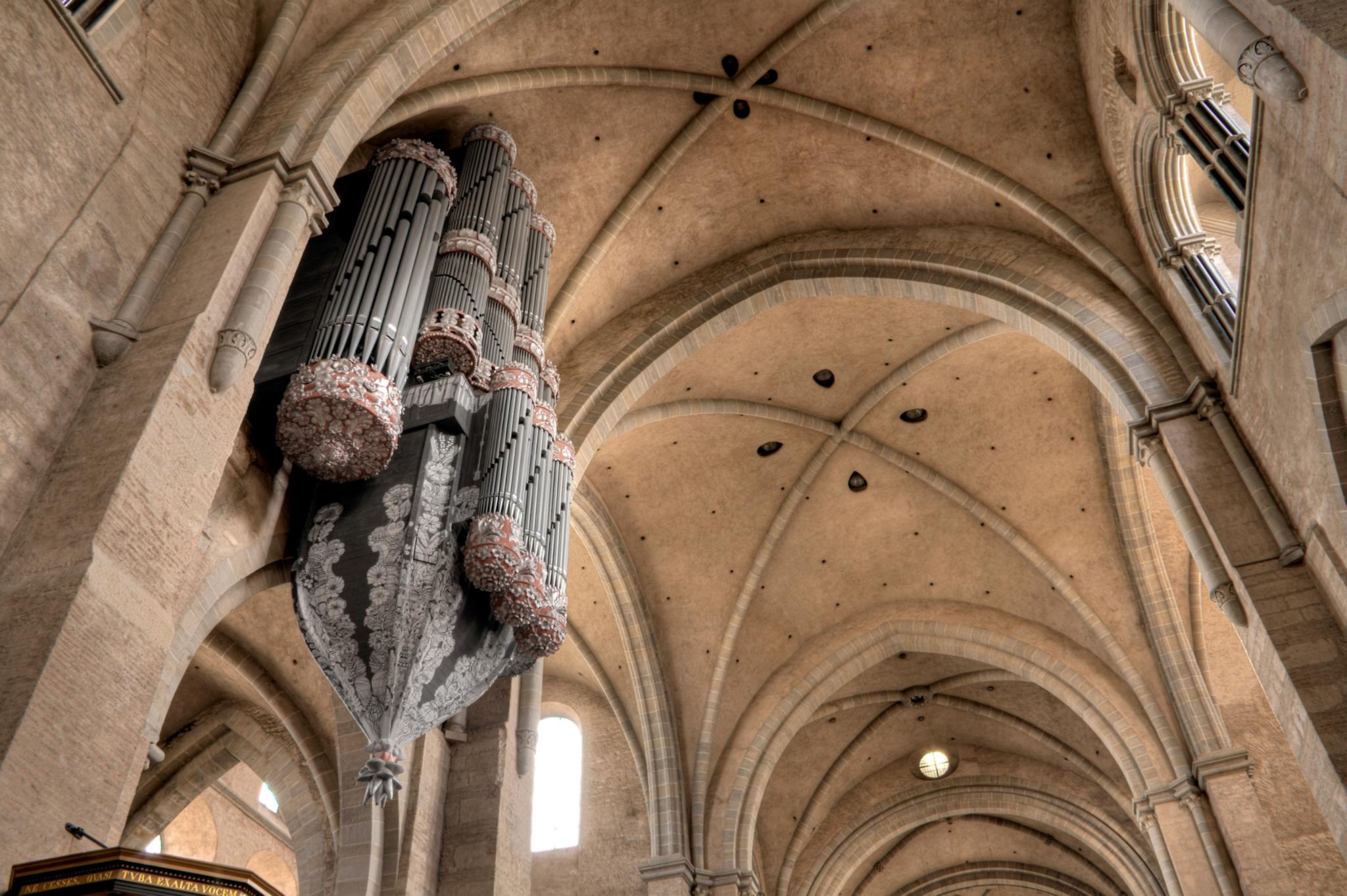 Die Orgel hängt wie ein Schwalbennest links an der Wand
