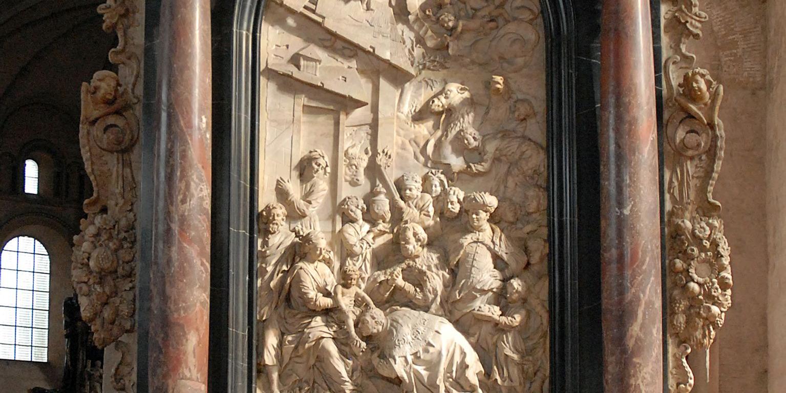 Dreikönigsaltar im Relief die Darstellung der Geburt Jesu