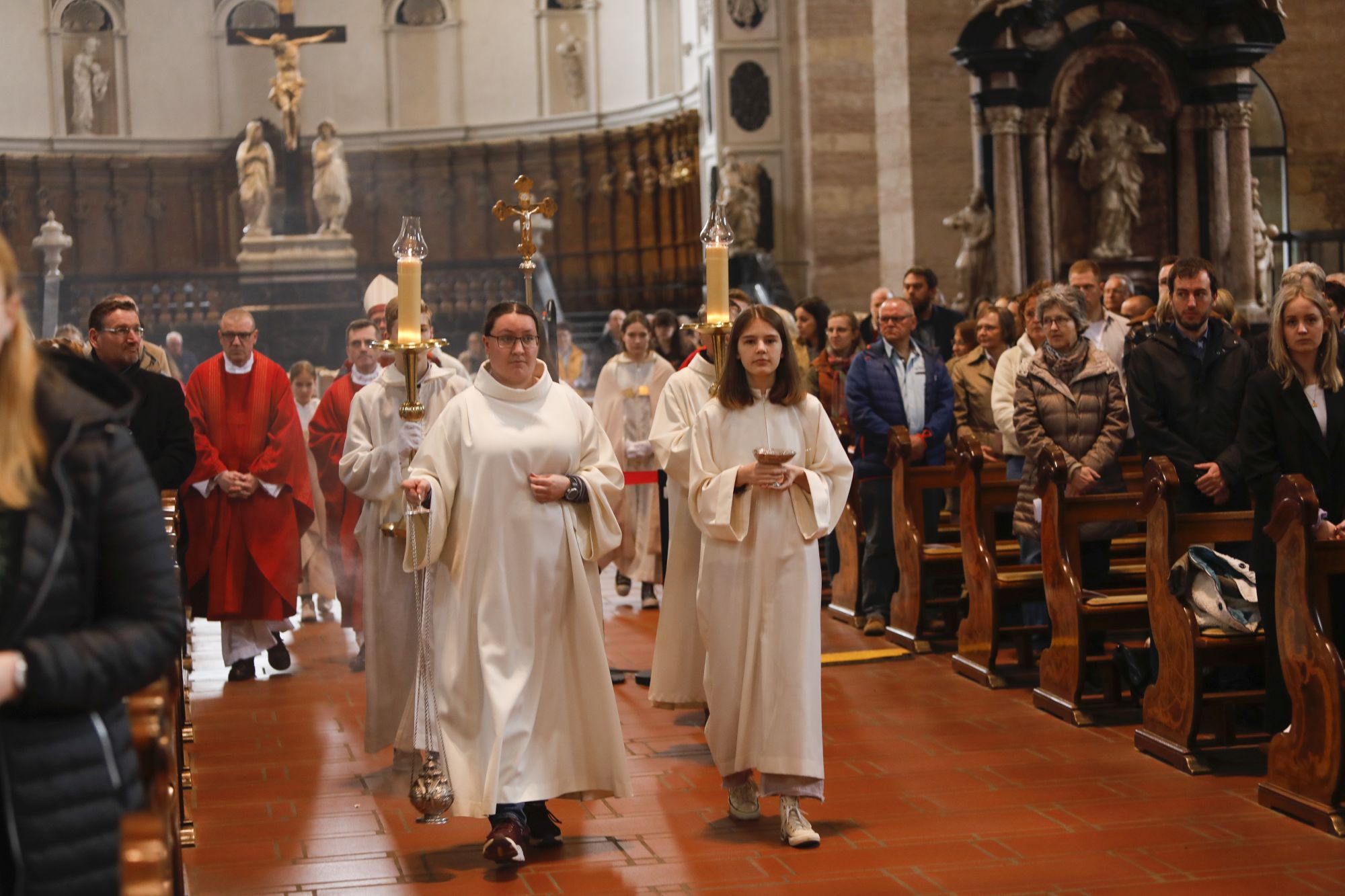 Einzug der Messdienerinnen und Messdiener in den Trierer Dom