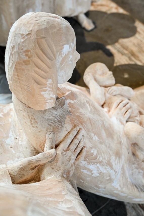 Josef hält Maria an der Schulter