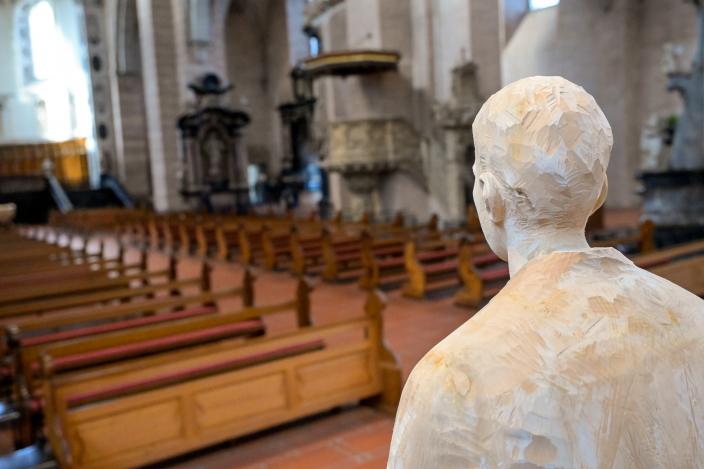 Figur von der Rückseite fotografiert und Blick in den Dom