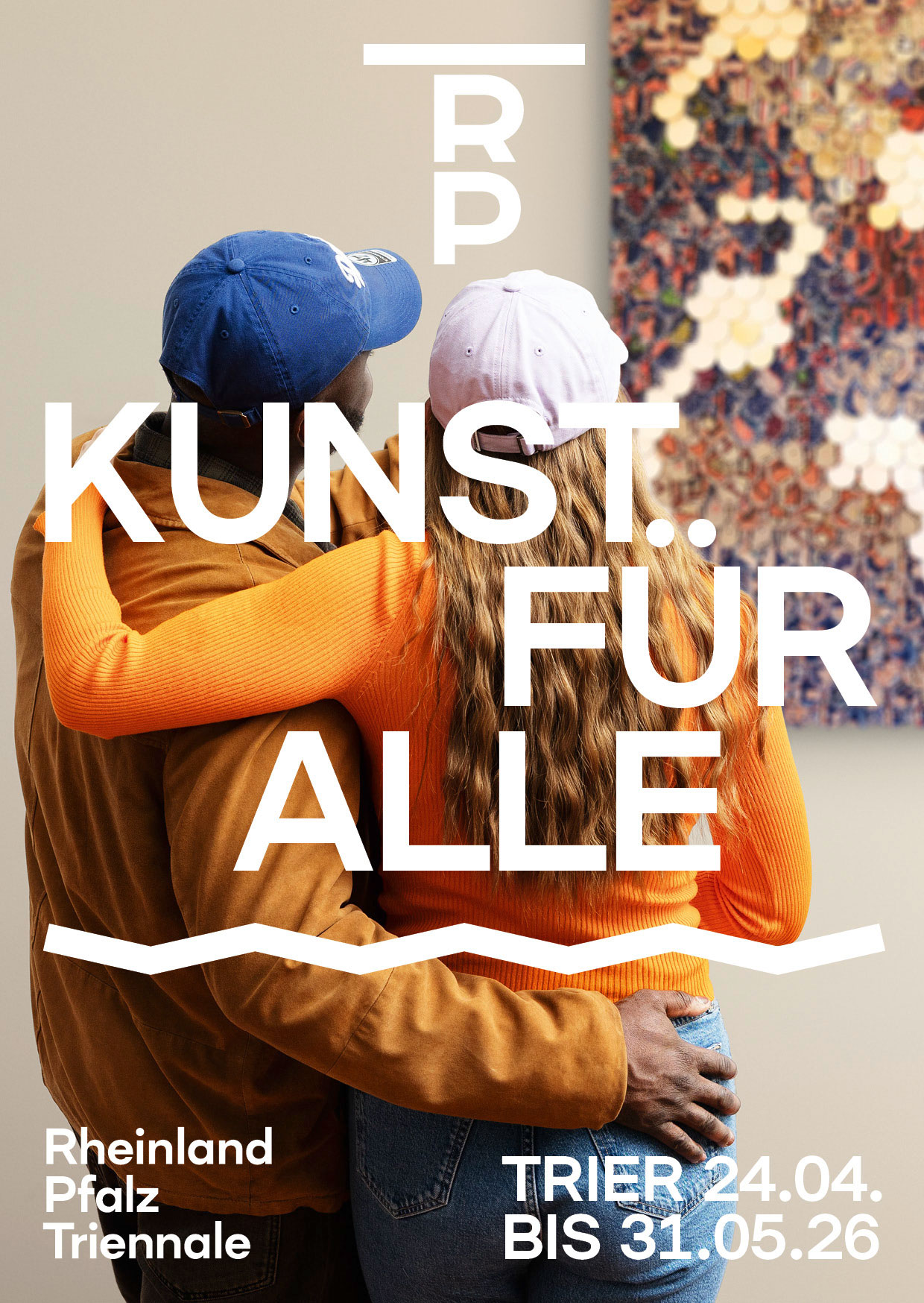 Zwei Menschen, die sich im Arm halten und ein Kunstobjekt bestaunen