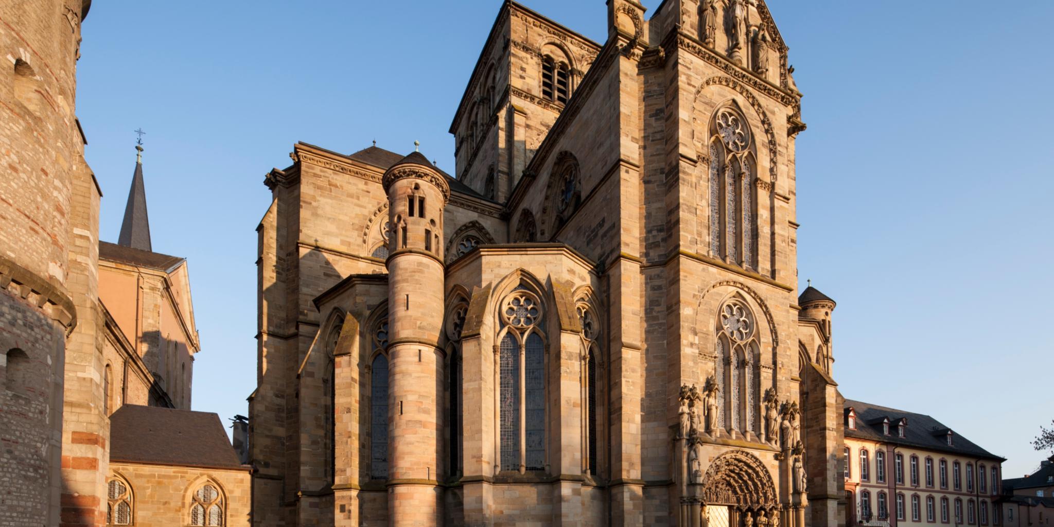 Liebfrauenkirche vom Domfreihof fotografiert in der Abendsonne