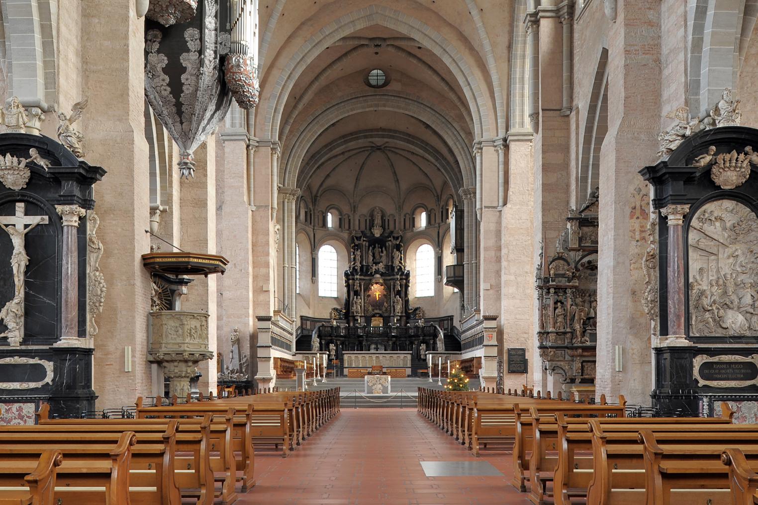 Blick vom Mittelgang zum Hauptaltar rechts und links Kirchenbänke und Altäre