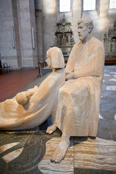 Heilige Familie mit den Augenmerk auf Josef, der Maria den Rücken stützt