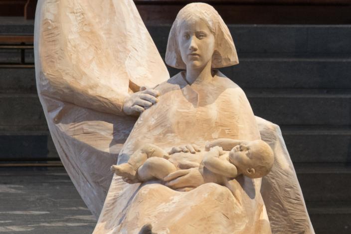 Krippenfiguren aus Holz Maria sitzend mit Jesuskind im Schoß und Josef hinter ihr