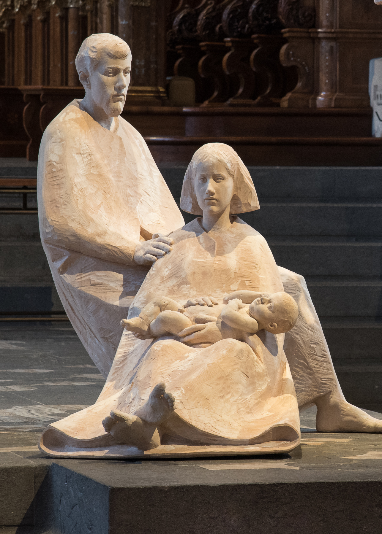 Krippenfiguren aus Holz Maria sitzend mit Jesuskind im Schoß und Josef hinter ihr