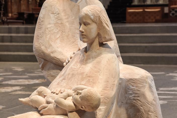 Lebensgroße Figuren der Heiligen Familie aus Holz geschnitzt