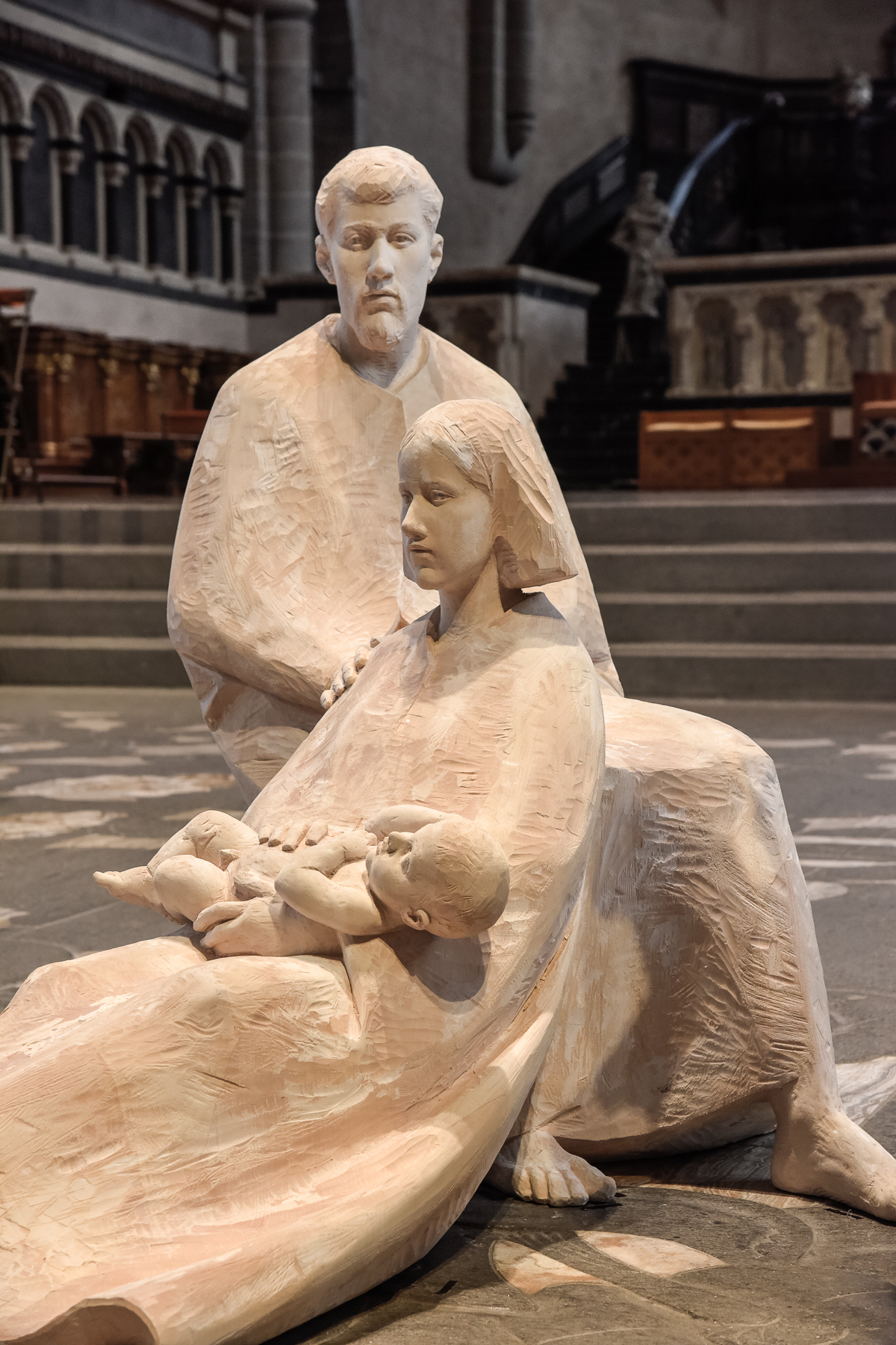 Lebensgroße Figuren der Heiligen Familie aus Holz geschnitzt