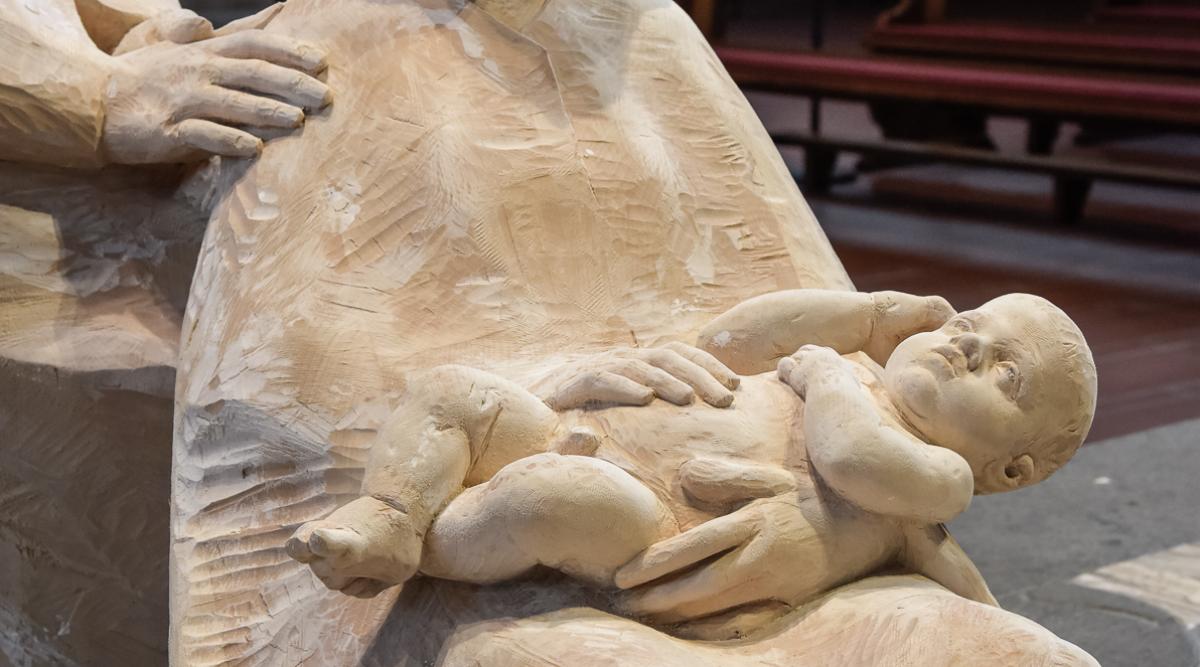 Sitzende Maria mit Jesus im Schoß liegend