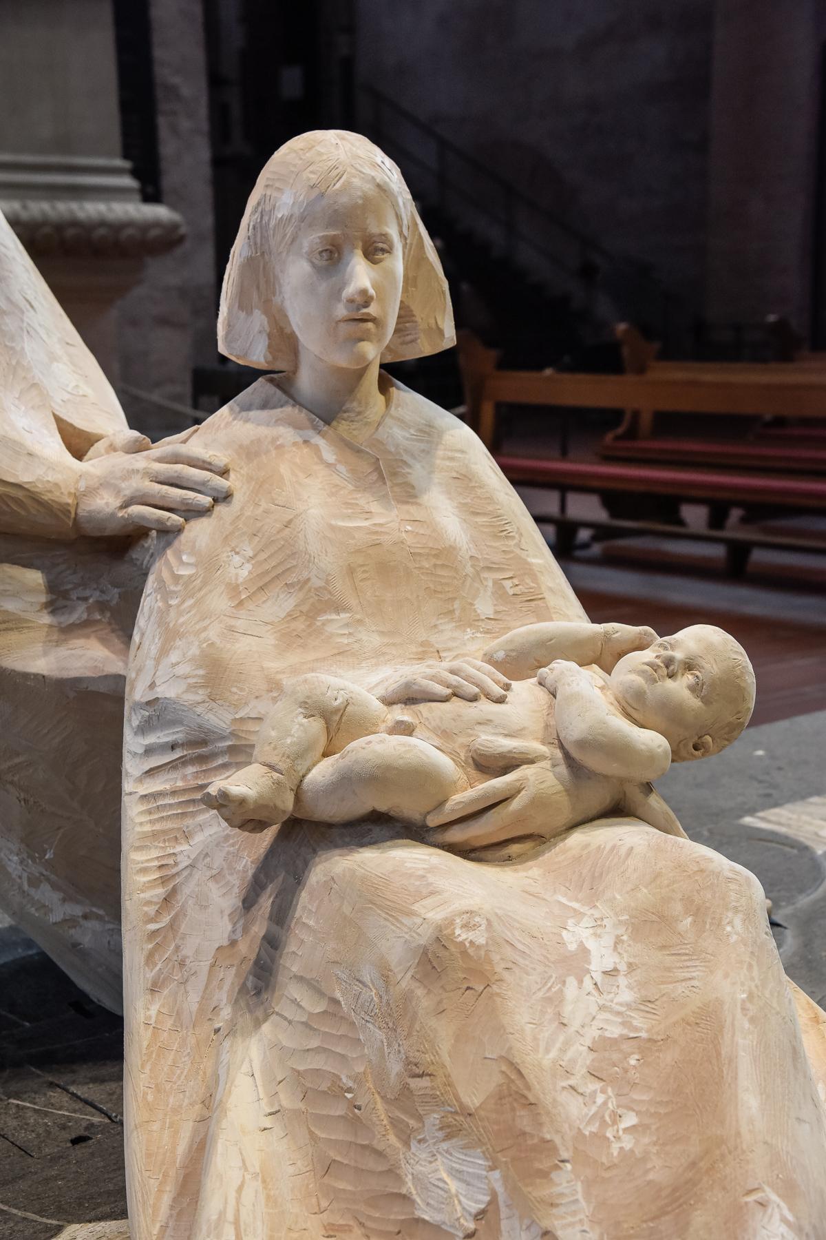 Sitzende Maria mit Jesus im Schoß liegend