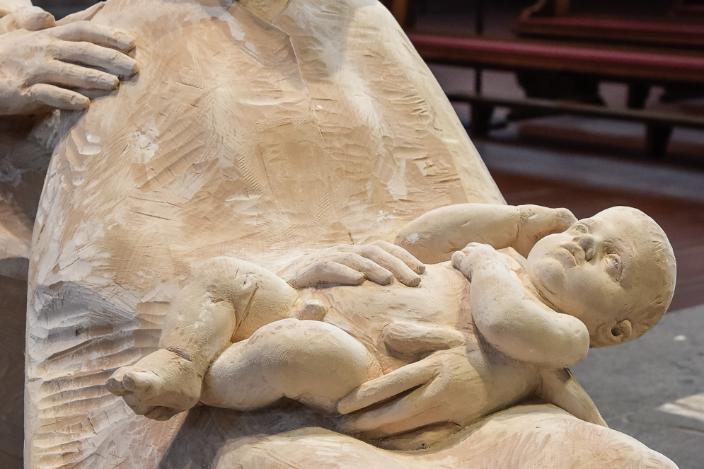 Sitzende Maria mit Jesus im Schoß liegend