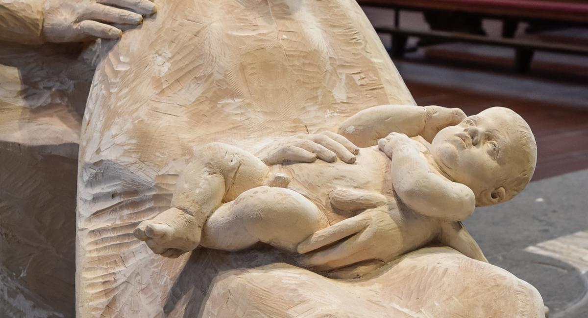 Sitzende Maria mit Jesus im Schoß liegend