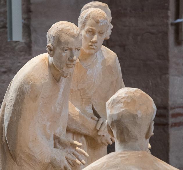 Die Könige schauen auf das Jesuskind hinunter