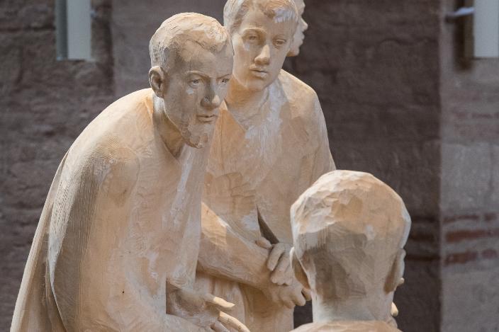 Die Könige schauen auf das Jesuskind hinunter