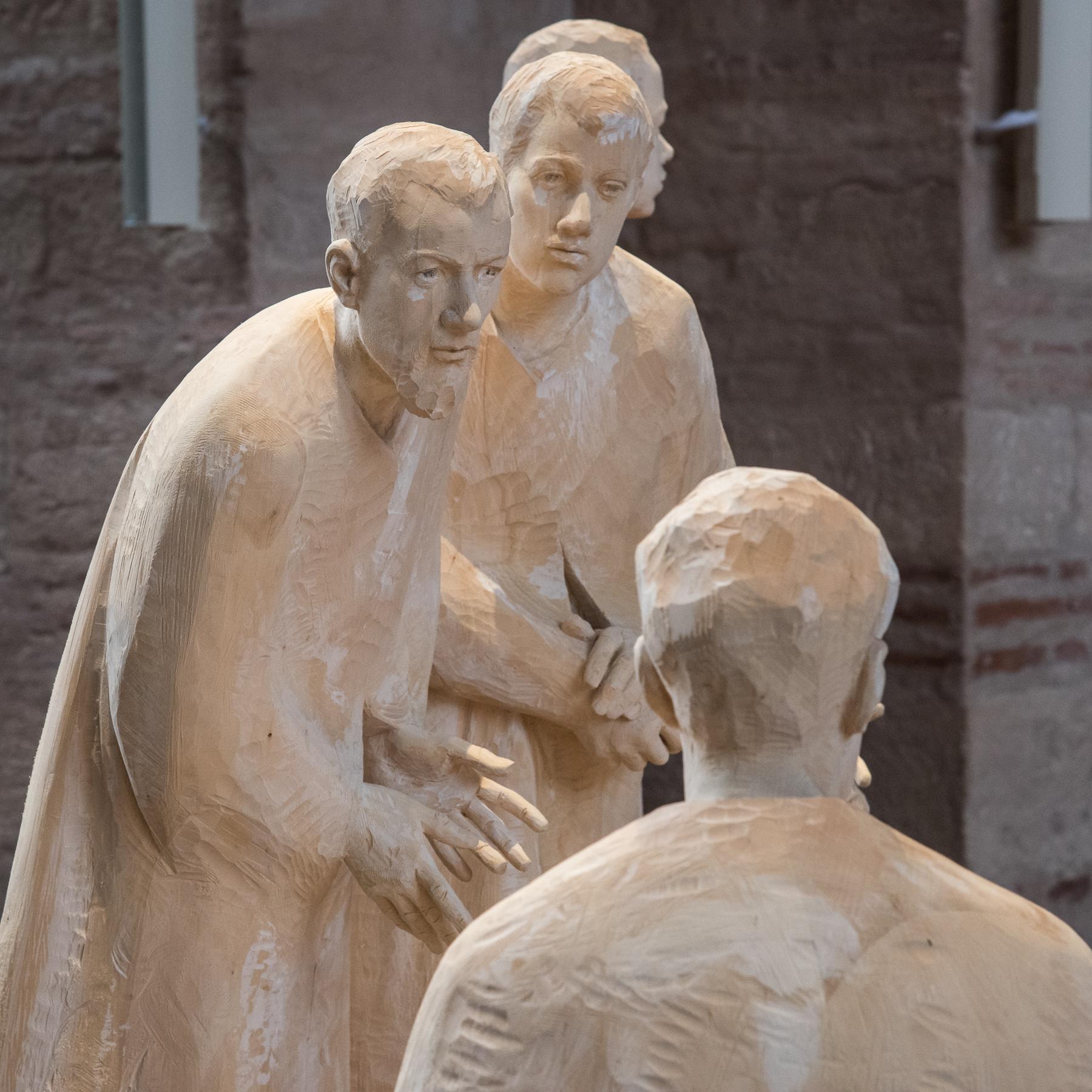 Die Könige schauen auf das Jesuskind hinunter