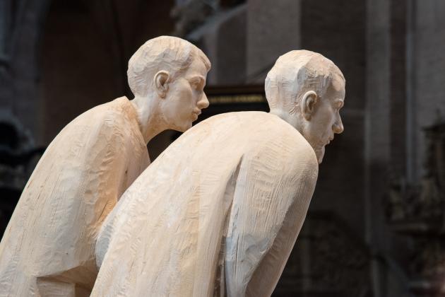 Gebückt schauende Könige