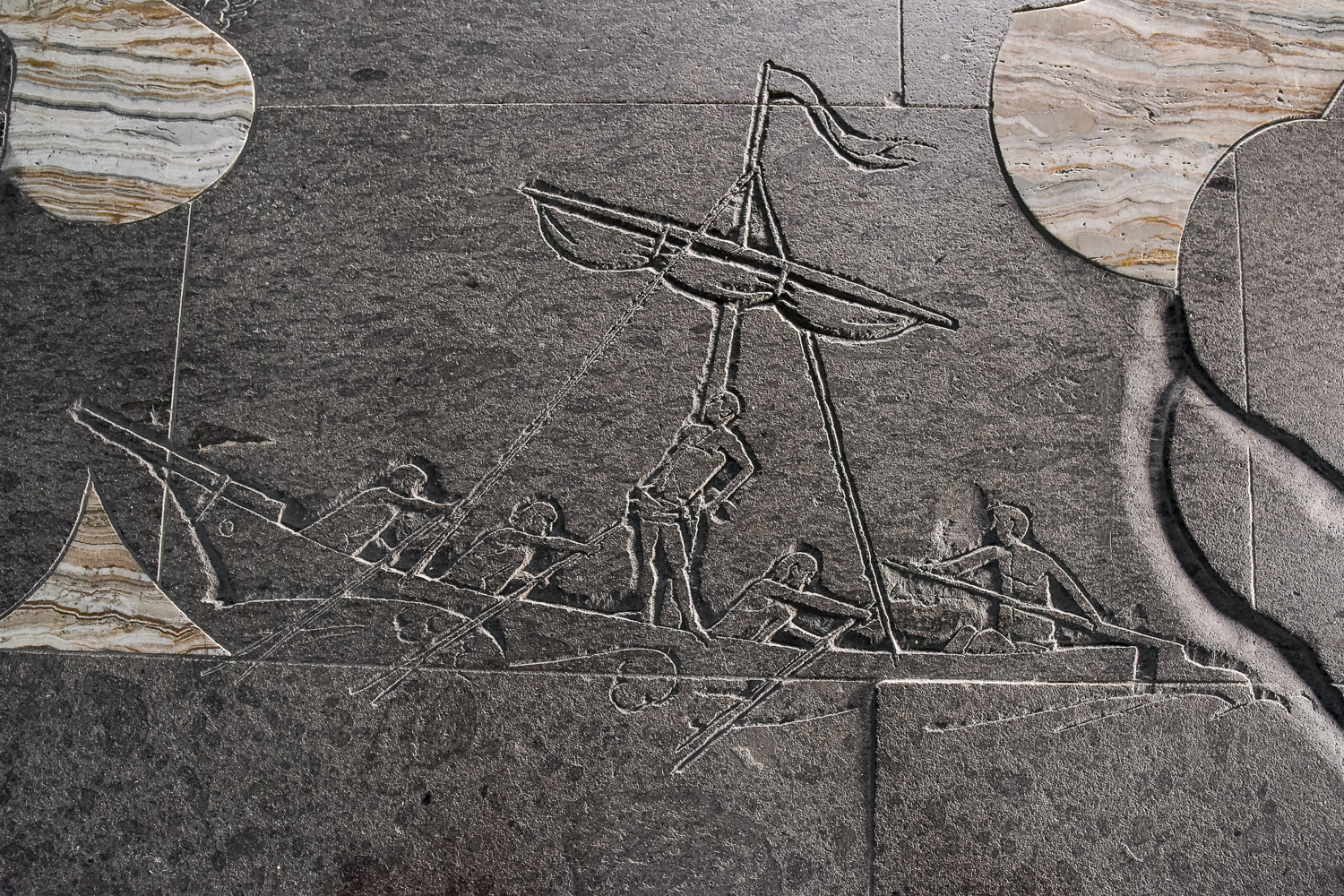Odysseus am Mastbaum, Relief auf der Altarinsel