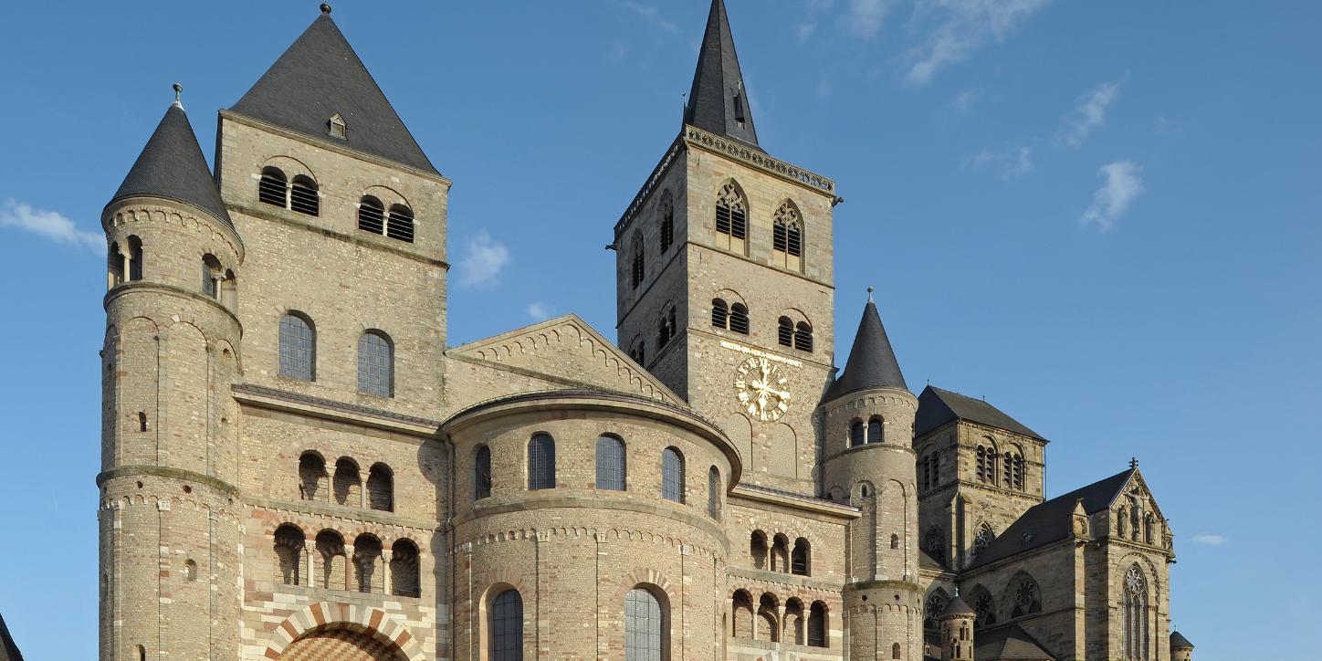 Trierer Dom mit Liebfrauen vor blauem Himmel