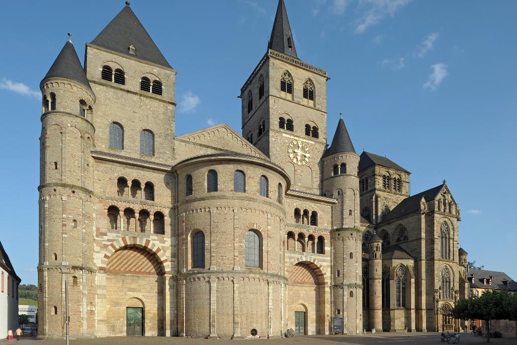 Trierer Dom mit Liebfrauen vor blauem Himmel