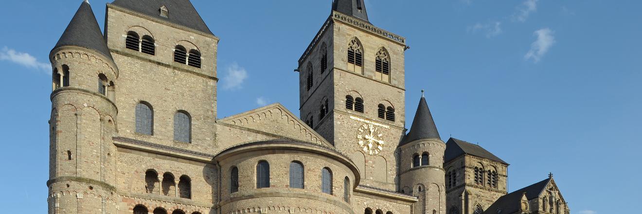 Trierer Dom mit Liebfrauen vor blauem Himmel