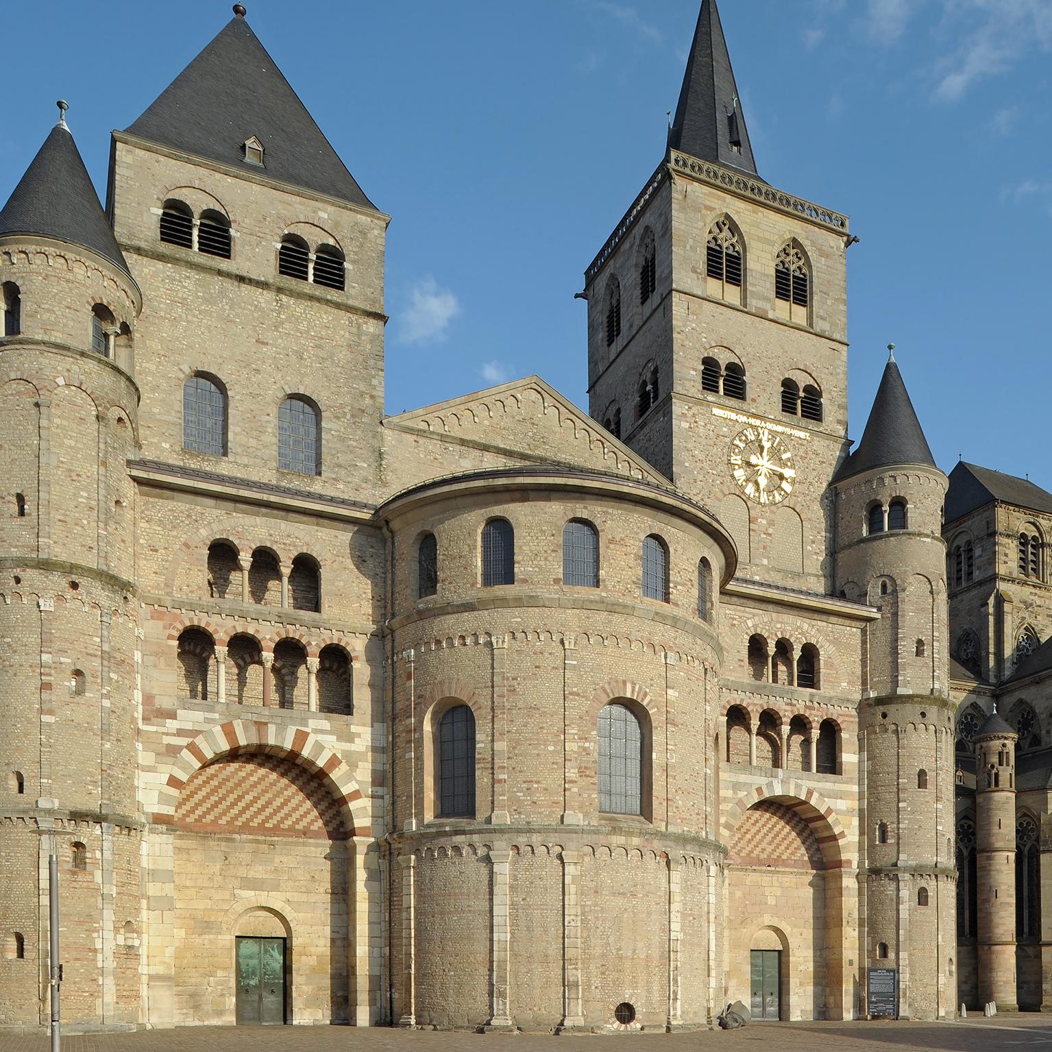 Trierer Dom mit Liebfrauen vor blauem Himmel