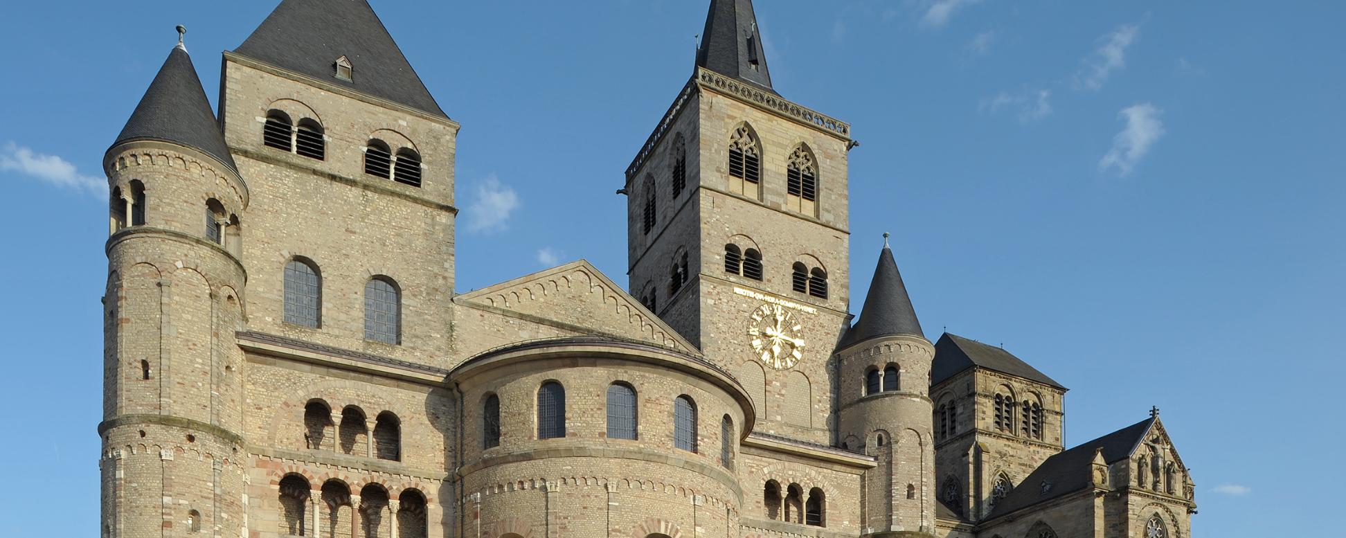 Trierer Dom mit Liebfrauen vor blauem Himmel