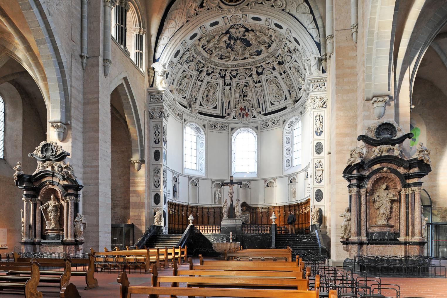 Westchor mit Seligenfiguren in den Nischen