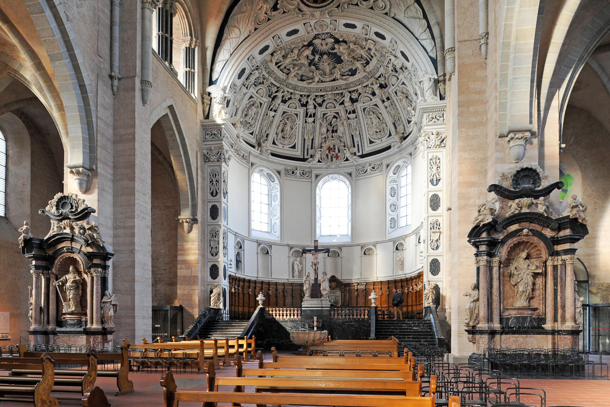 Westchor mit Seligenfiguren in den Nischen